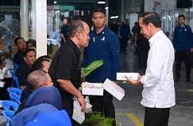 Presiden Makan Siang Nasi Kotak Bareng Karyawan Pabrik di Daerah Sidoarjo