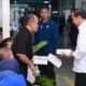 Presiden Makan Siang Nasi Kotak Bareng Karyawan Pabrik di Daerah Sidoarjo
