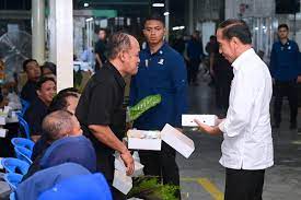 Presiden Makan Siang Nasi Kotak Bareng Karyawan Pabrik di Daerah Sidoarjo